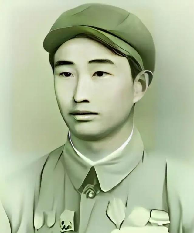 1943年，日军空袭时，18岁战士宋岭春仰面躲在草丛里，看飞行员探头出来，当敌机