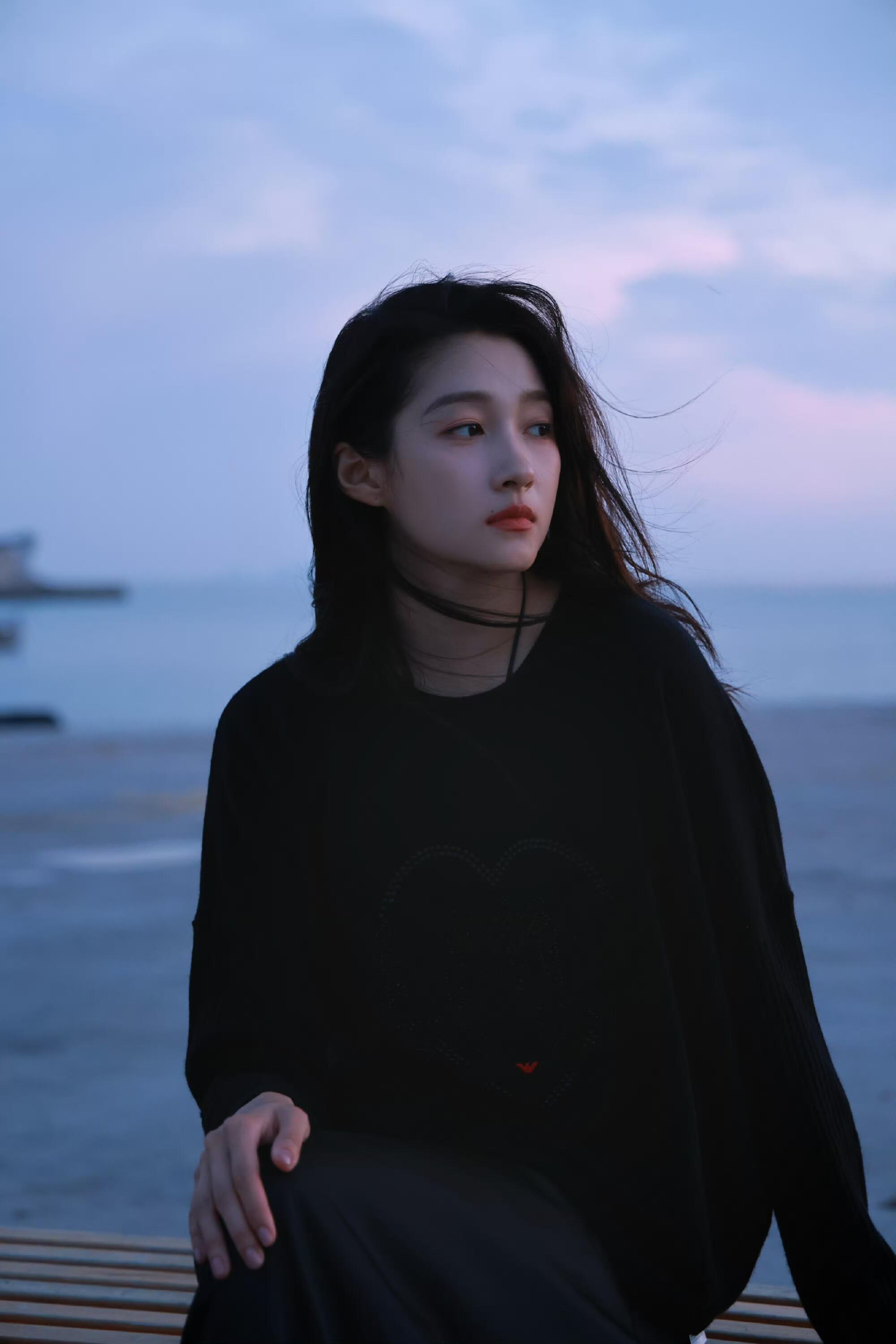 关晓彤Y3K未来感关晓彤这波Y3K造型就是美到失语的程度，黑长直带来的凌厉美感完