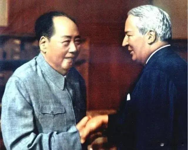 1974年英国首相希思来中国访问时，送给毛泽东一张达尔文的照片，上面有达尔文的亲