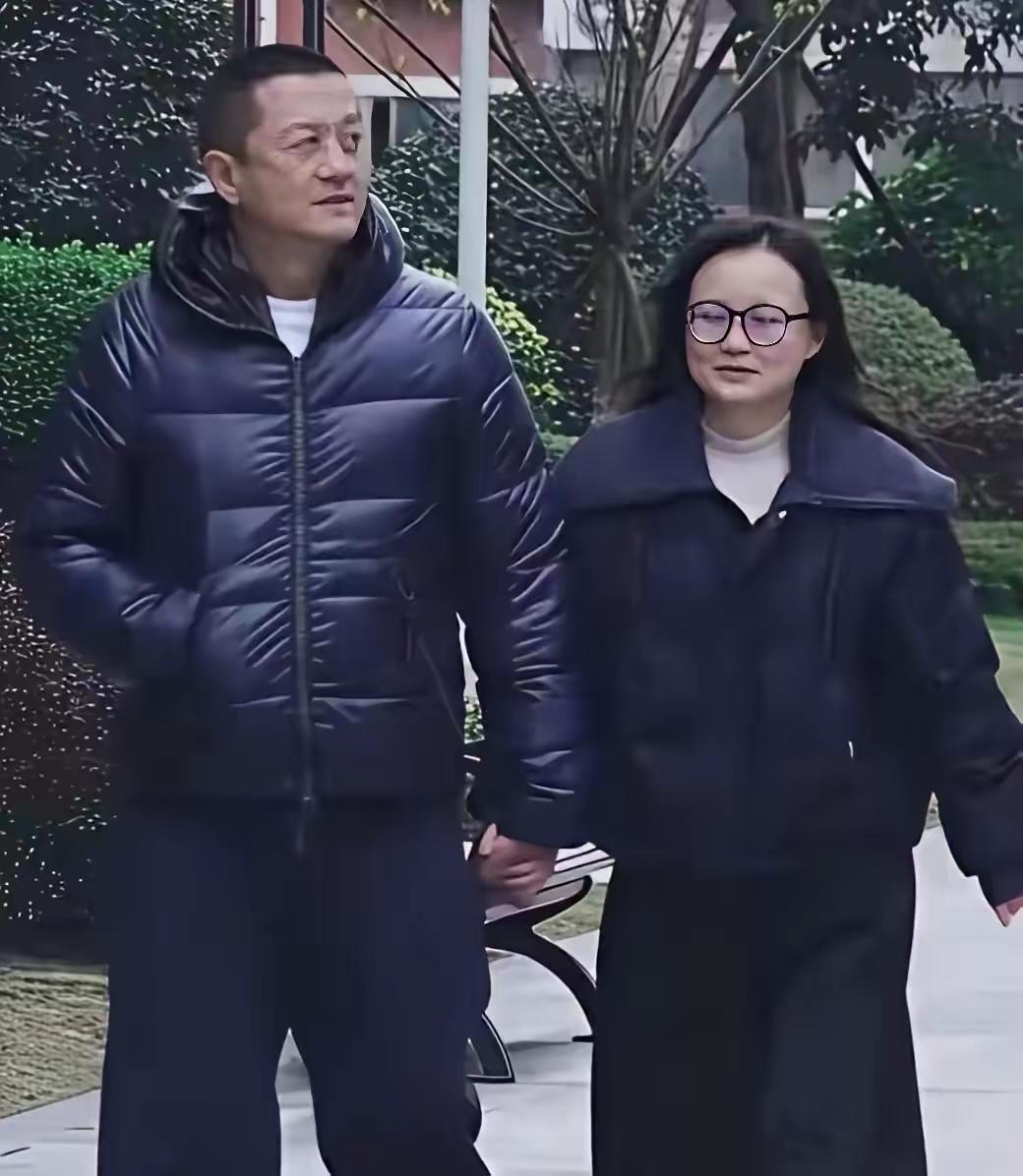 李亚鹏疯了？
牵手陌生女子小区漫步，引全网热议。谁能想到，这位相伴17年的“神秘