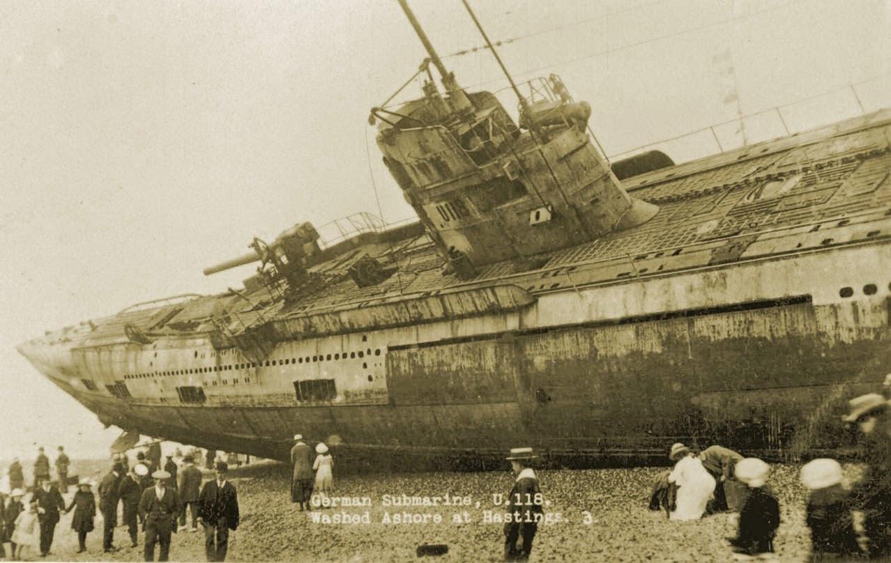 1919年，德国SM-U-118号布雷潜艇搁浅于英国黑斯廷斯岸边。 