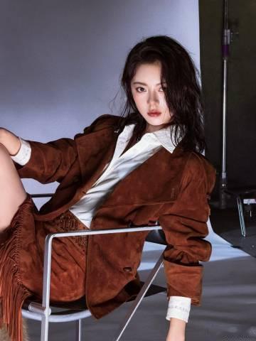 赵今麦美拉德色系也美的好超过又被赵今麦酷飒到了谁能拒绝赵今麦的美拉德穿搭！酷飒感