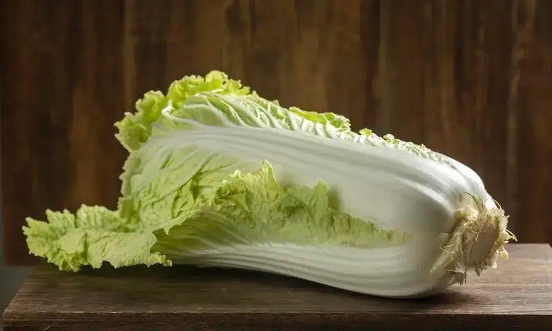 惊人的一个发现：从农民手里买的大白菜在家放了两天就里外全都蔫了，而从超市买的大白