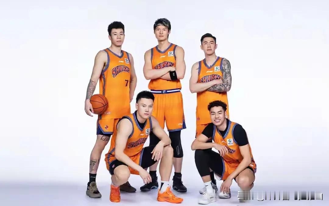 上海队主场99-77大胜卫冕冠军浙江广厦队，这三个人才是赢球的关键。
1、李弘权