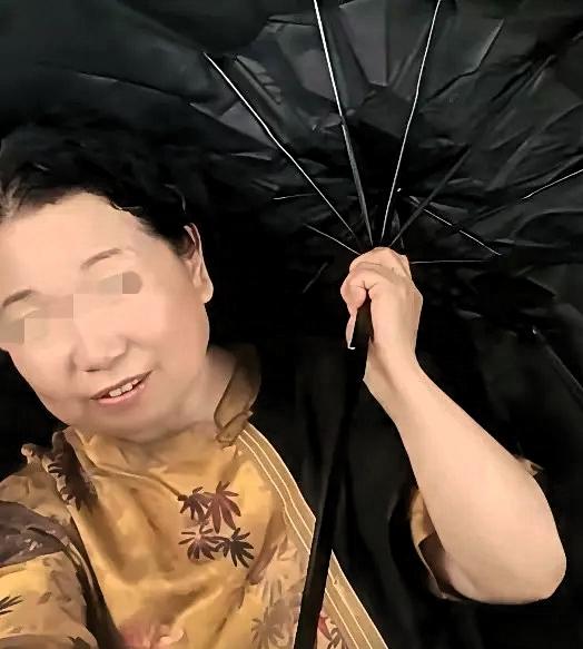 实在是太稀奇了，老杜的原始病历和缴费单，竟成了众人争抢的“天价凭证”。
此前在东