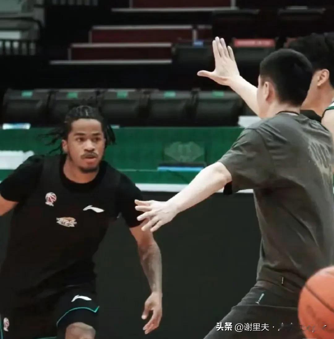 杨鸣为季后赛拼了！亲自上阵防守第四外援库珀，可见对备战的投入程度，要知道辽宁也是