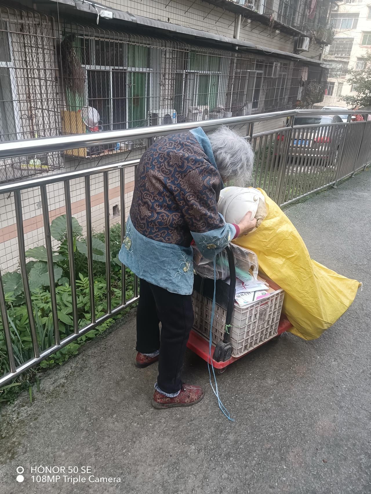 记录我的2026鸵背老太八十三，为了生活不得闲。走街串巷捡垃圾，谁人可知老来难。