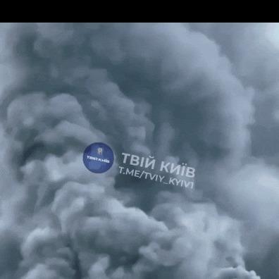 基辅上空那团遮天蔽日的黑烟，不是电影特效，是俄乌开战以来最猛的几轮空袭留下的真实