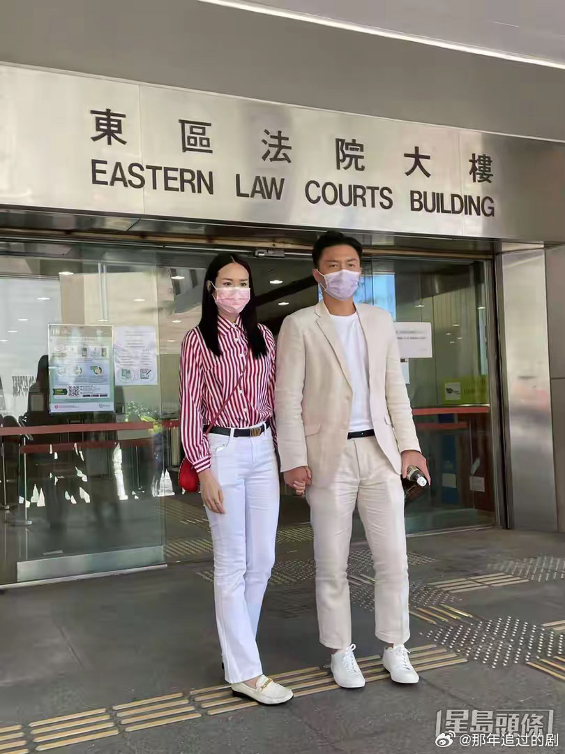 庄思明大婚满身金器敬茶现年45岁的香港演员杨明，与39岁的庄思明拍拖十年，终于在