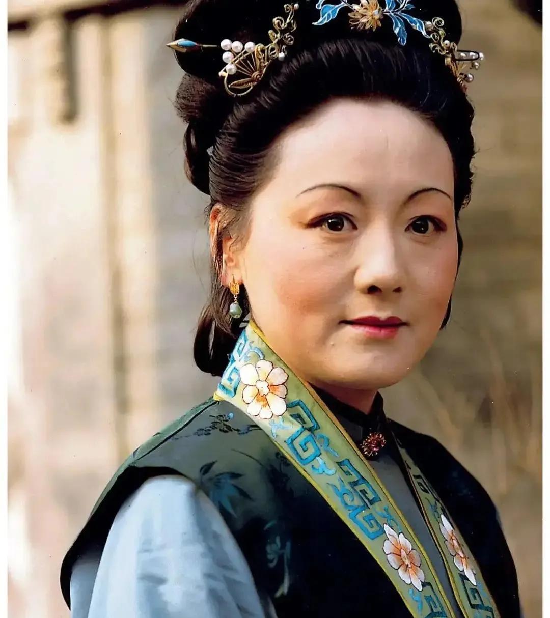 邓婕，哀痛难忍！1月22日，一向低调的邓婕，突然通过社交平台发文，字里行间都是悲