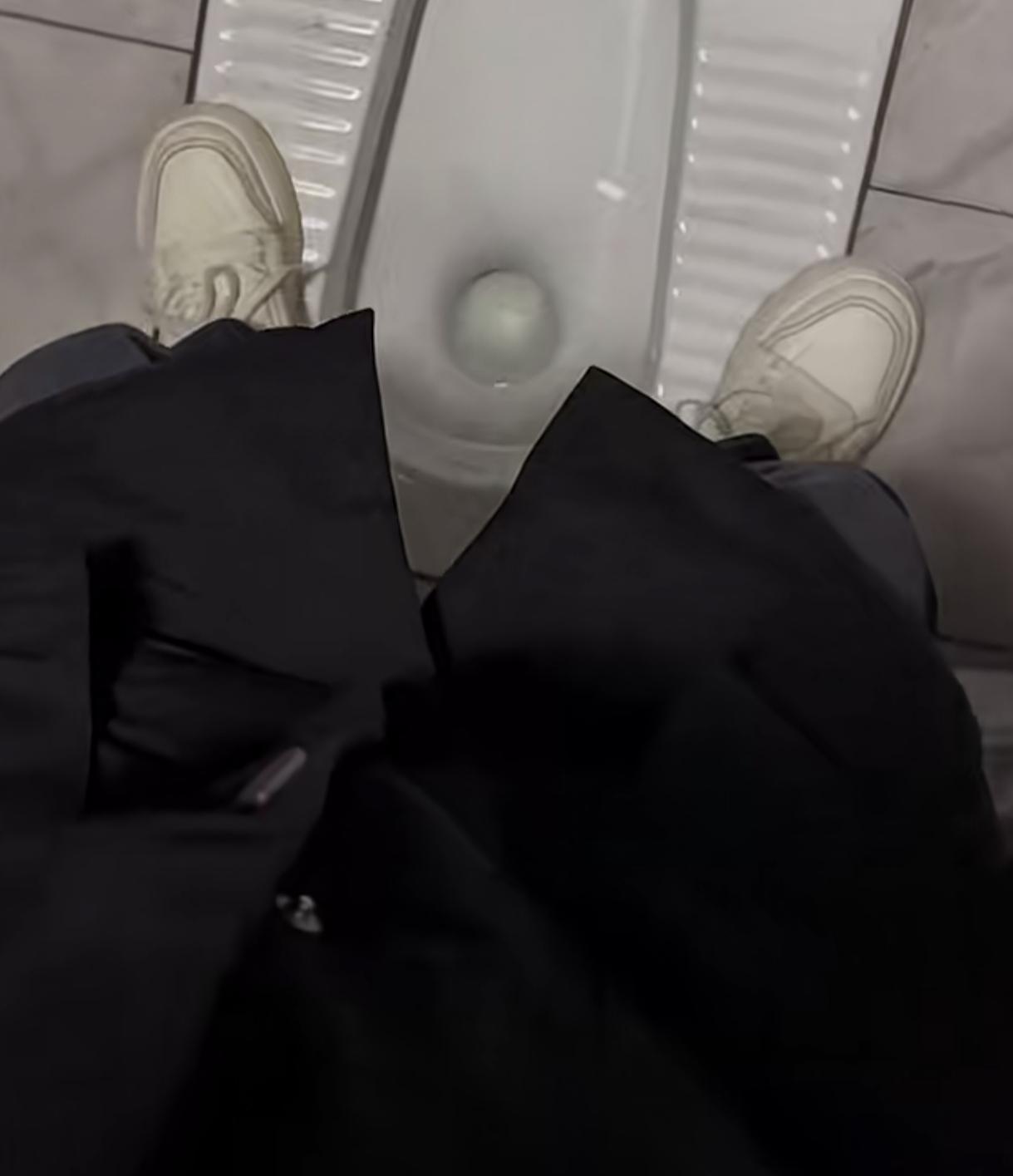 上完厕所发现
坑里竟然没有屎
原来是被新买的长款羽绒服给兜住了，兄弟讲究人，拉屎