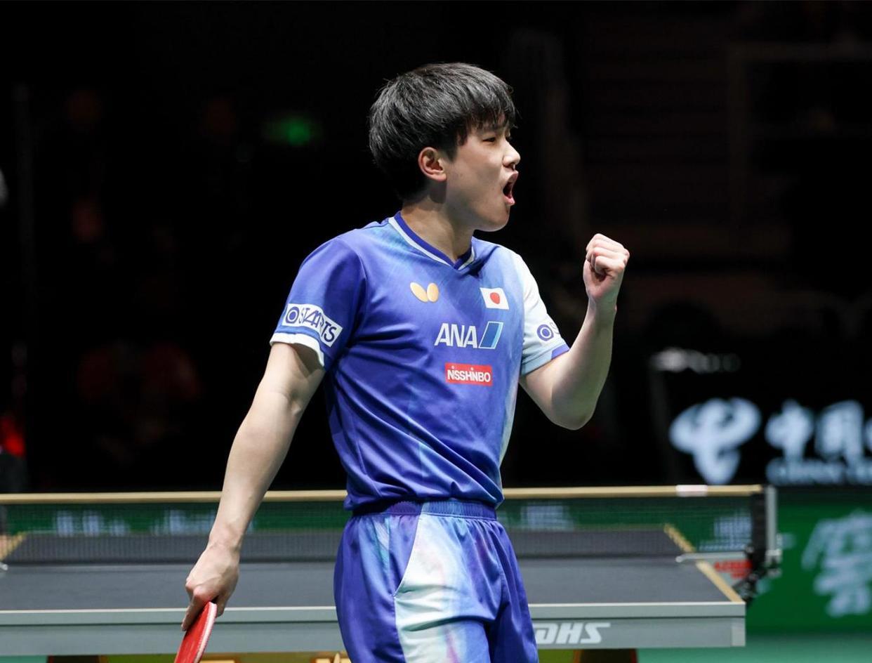 成都混团世界杯的赛场上，日本队对阵中国香港队的比赛刚结束。 记分牌显示8比2，日