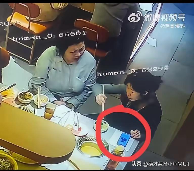 女子在火锅店内吃火锅，和妈妈聊天时，不慎将手机滑进火锅里。她赶忙捞出手机，这时火