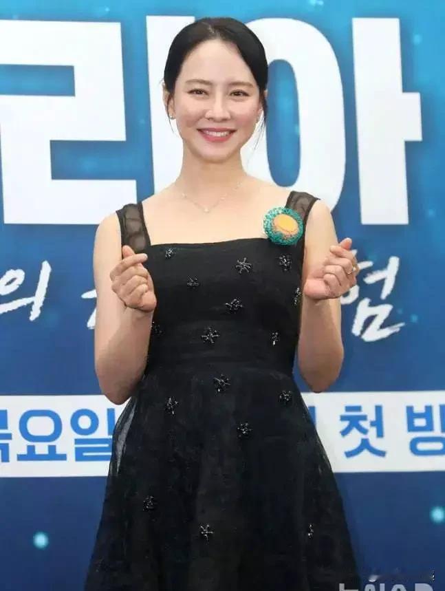 韩媒报道，21日宋智孝经纪公司有大动作。

近期公司收到邮件，指控宋智孝父亲经营