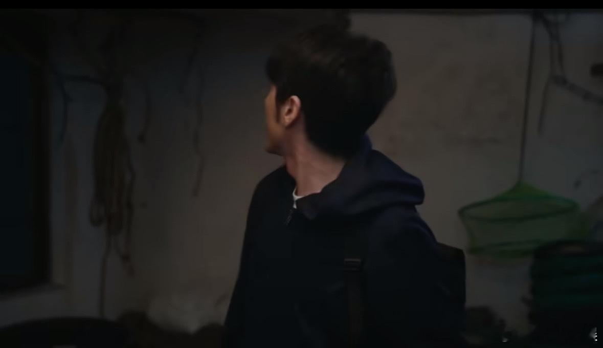#谁家主角只能睡仓库啊#男主角的职业生涯经历了转折，从总行被调往支行，本以为只是