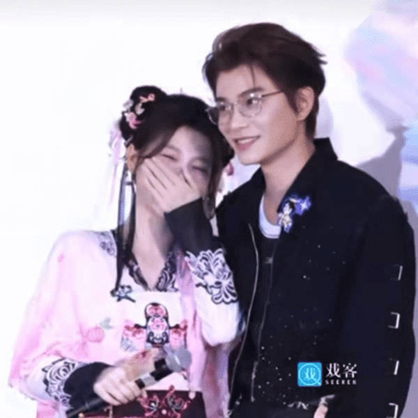 路过再吃一口🤤  一张全身图，这距离真的对吗？🚬🚬🚬我不敢说，再品一万遍