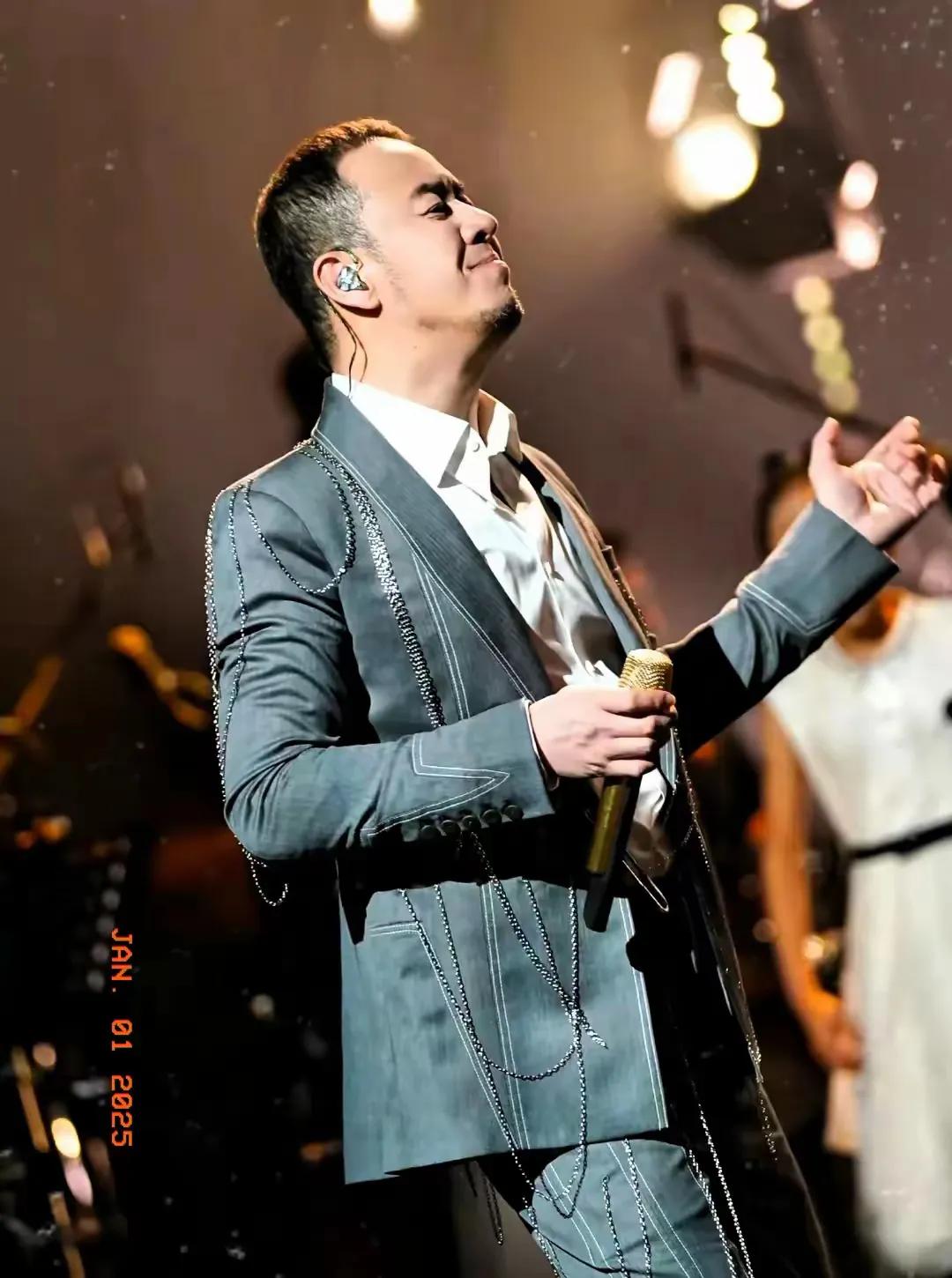 杨坤虽然开演唱会没多少人看，但他在圈子里的人脉还是有，这不，浙江卫视跨年演唱会他