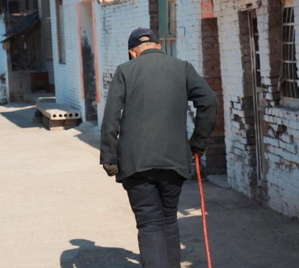 看得人直揪心！吉林一位 82 岁的老父亲去医院看病，取钱才发现 10 万养老存款