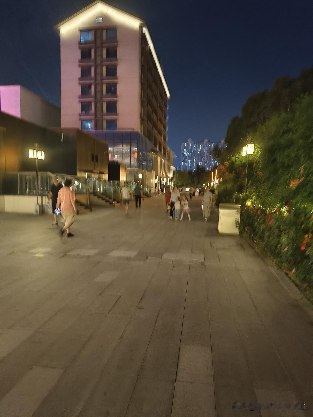 夜晚散步，灯火通明，人影绰绰。散步看到的风景