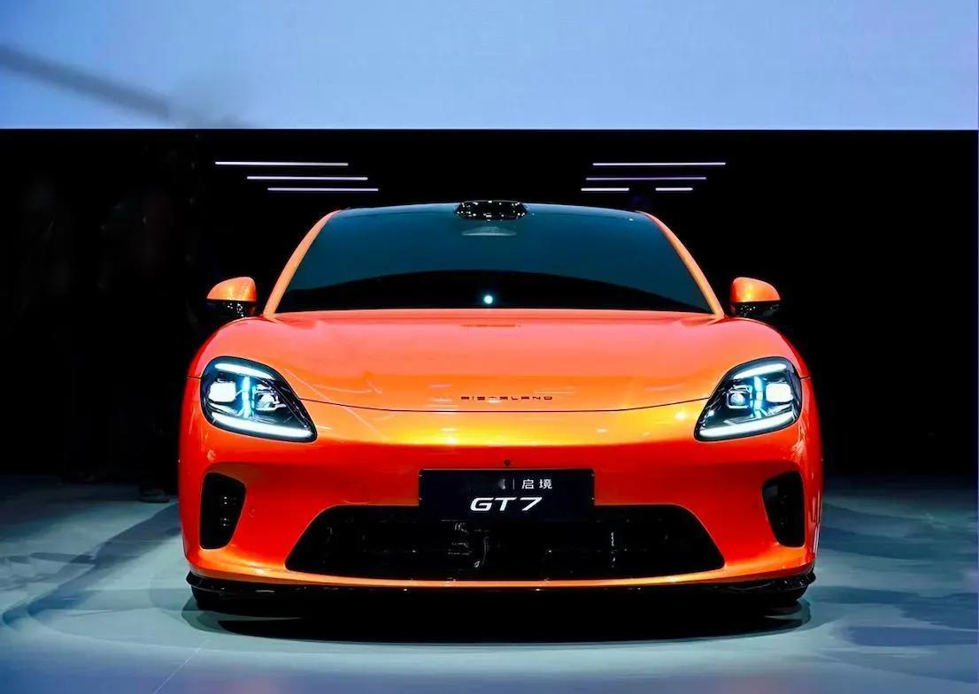 行家预测，未来中国汽车存活率：
1、红旗汽车，100%存活
2、比亚迪汽车，10