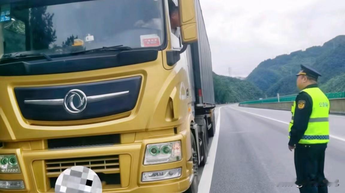 河北承德，男子在高速公路上行驶，车辆出现故障只能将车停在应急车道上。却被扣6分，