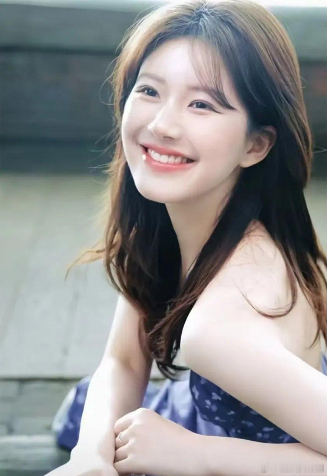 赵露思笑起来真的是好让人有感觉啊[苦涩][苦涩][苦涩]也没有网友说的那样面部发