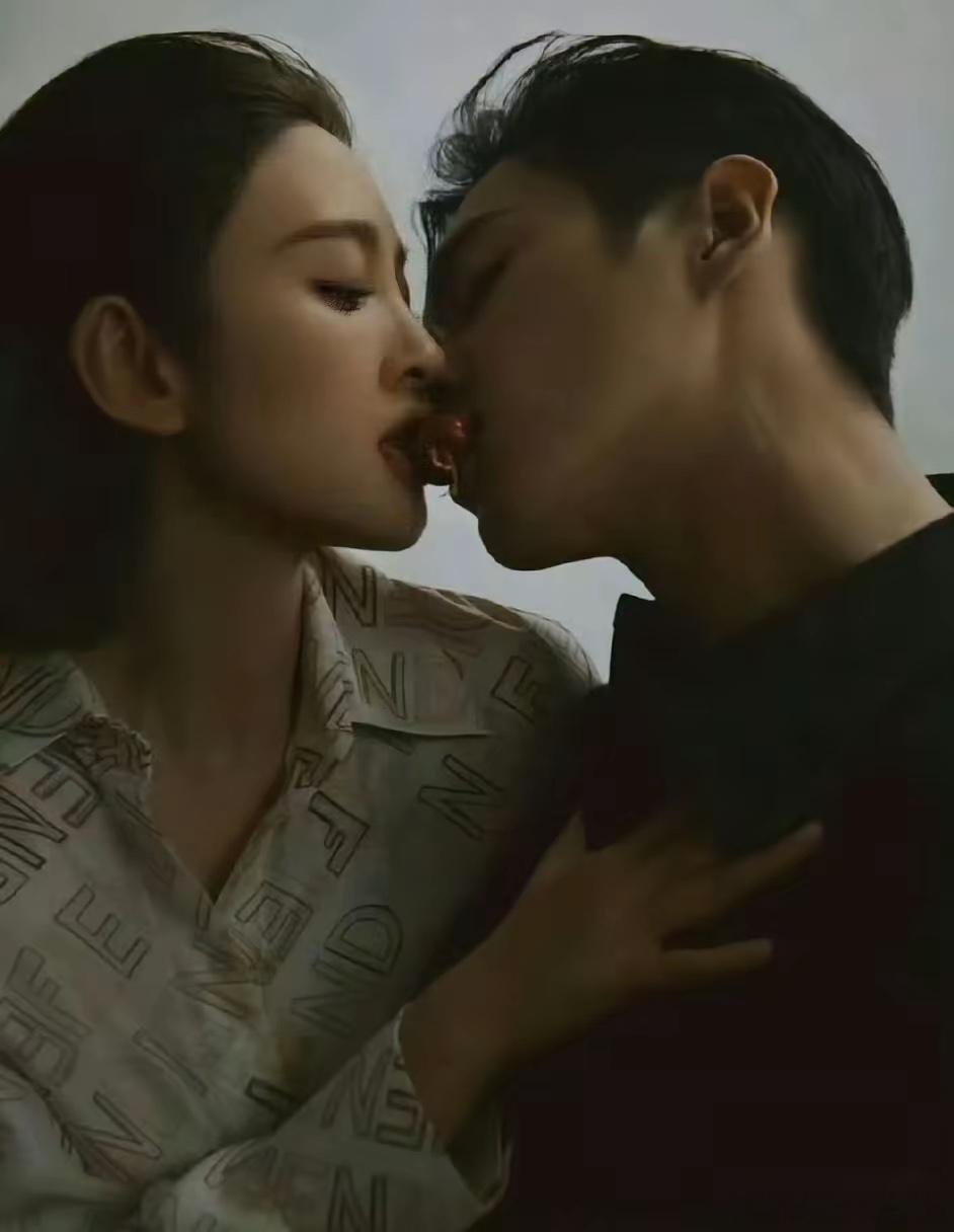 网上刷到张若昀和唐艺昕的合照，特点就是单看女的手好大，可夫妻俩的手同时出现，则显