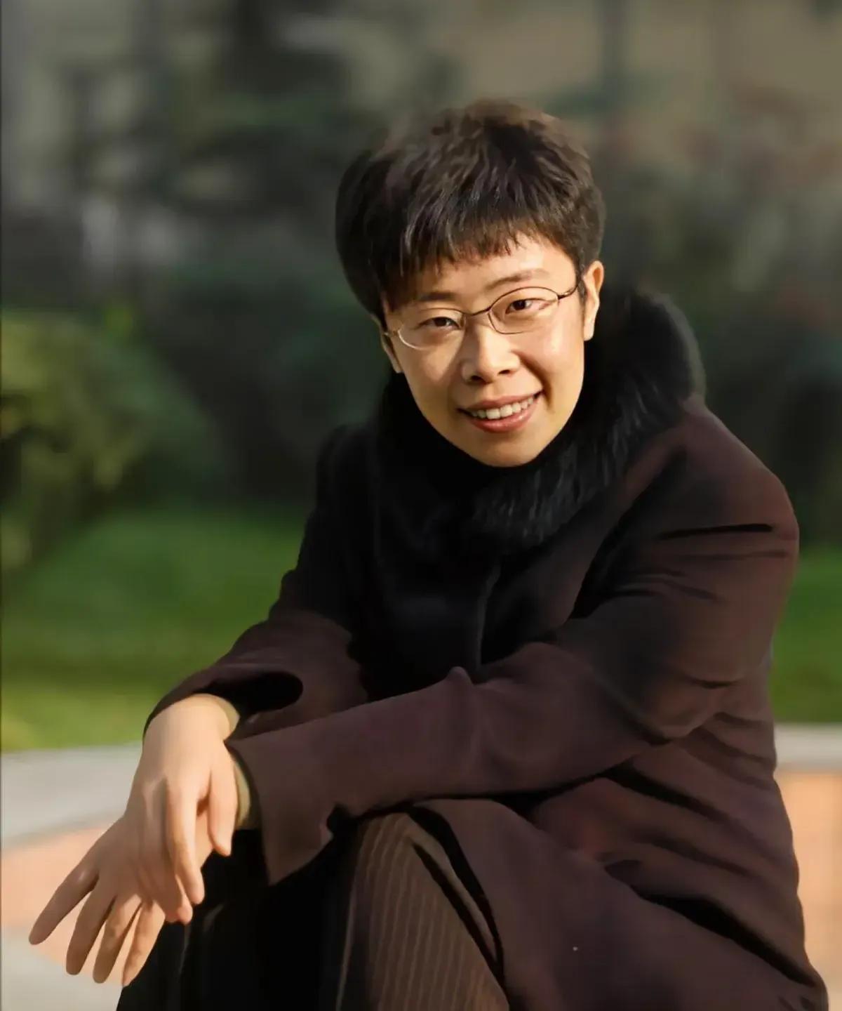 世界上真的有这么像的人吗？太像了，简直就像一对三胞胎。#娱乐# #明星#