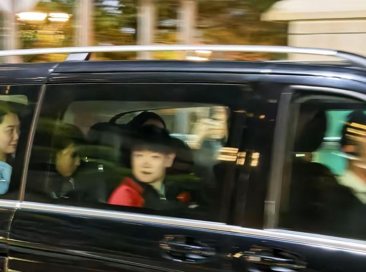 一觉醒来，发现莎莎凌晨三点才下班，想到她今天一天三赛，太心疼她了，太累、太辛苦了