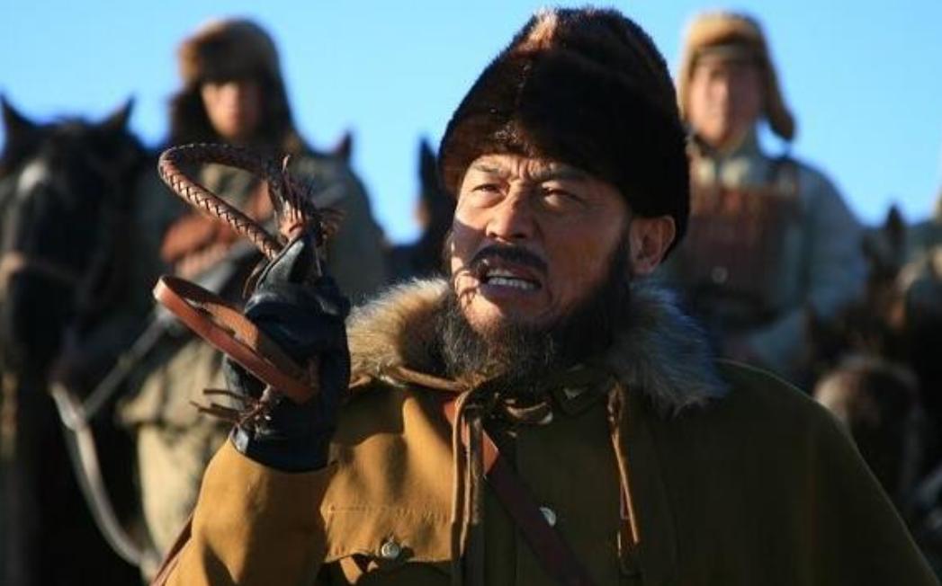 1942年，“青马” 将领韩起功被撤职后，带着几十大车黄金、银元、烟土等搜刮来的