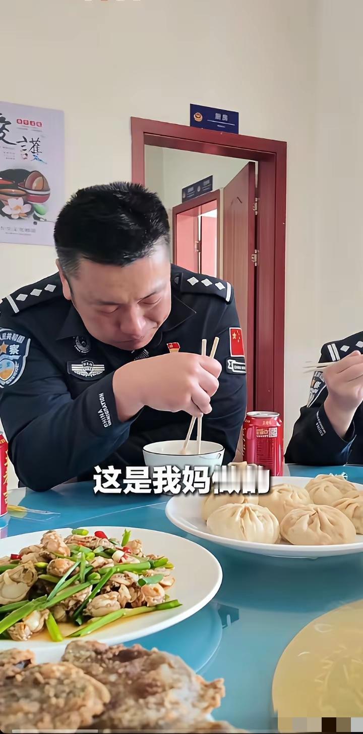 看哭了！云南临沧，一民警结束执勤进食堂吃饭，看着餐桌上的包子，很是眼熟，当他拿起