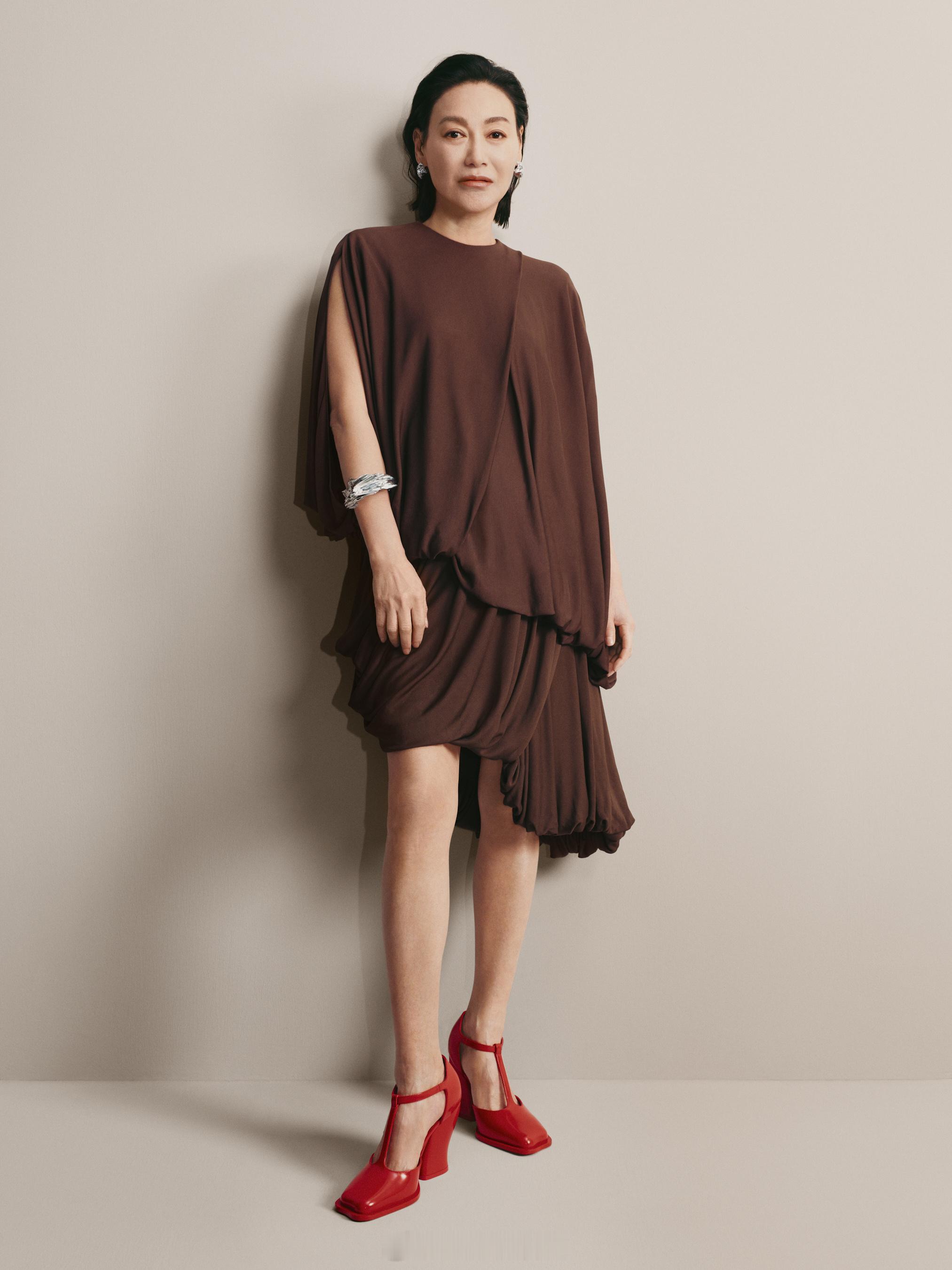 惠英红出发巴黎时装周少年感微博更新巴黎时装周出发图：约饭吖！还得是我们红姐，这几