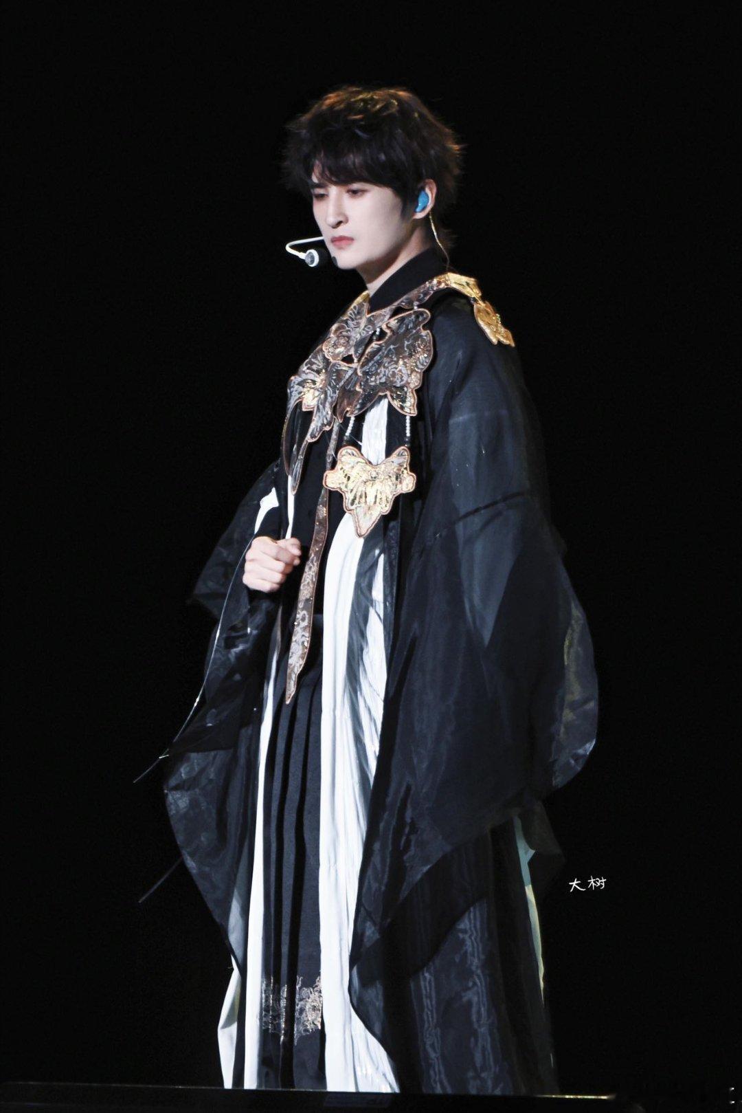 张远演唱会MAMA首秀 连跳两首唱跳舞台也太爽了！《MAMA》的炸裂高音+《on