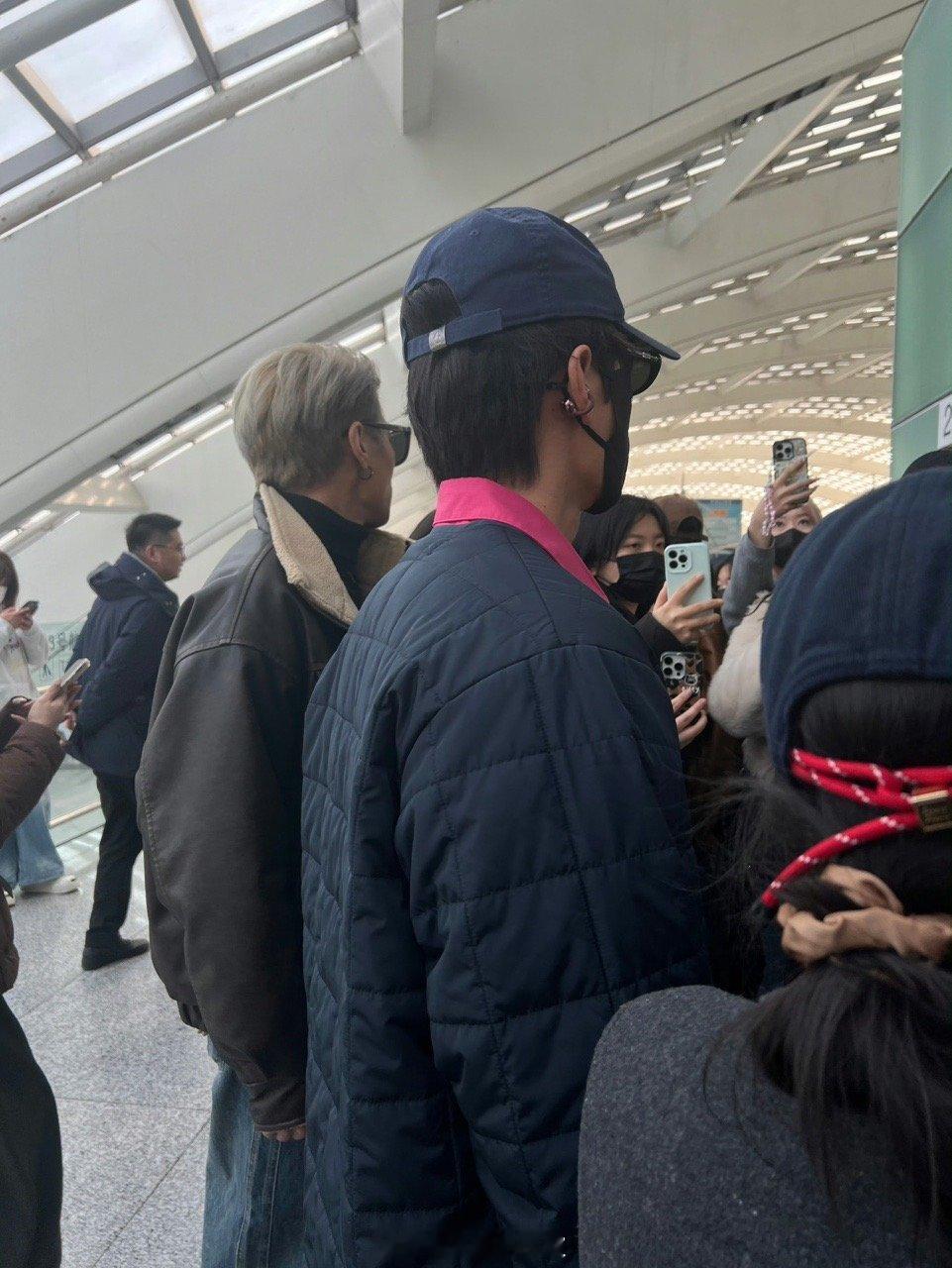 代旭正是爱看热闹的年纪 棉袄造型接地气，看热闹更接地气！代旭这波操作真实又可爱～