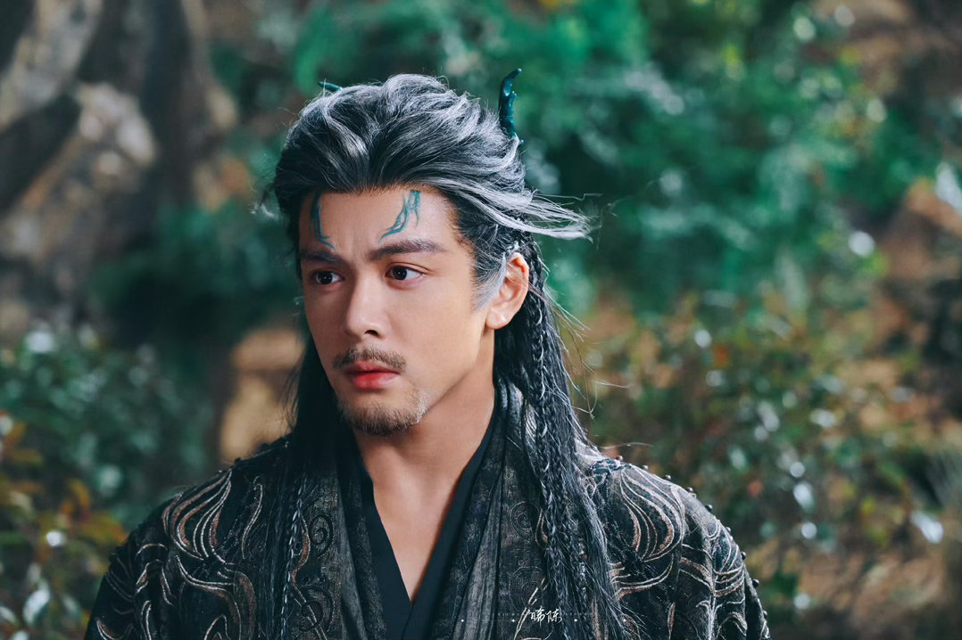 曾舜晞又送礼物了谁允许曾舜晞这样笑啊啊啊谁来管管他！又送礼物又甜笑，根本顶不住啊