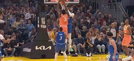 骑士这是要把比塔泽打退役的节奏啊！上半场比赛，先是哈登面对比塔泽连续杂耍运球后晃