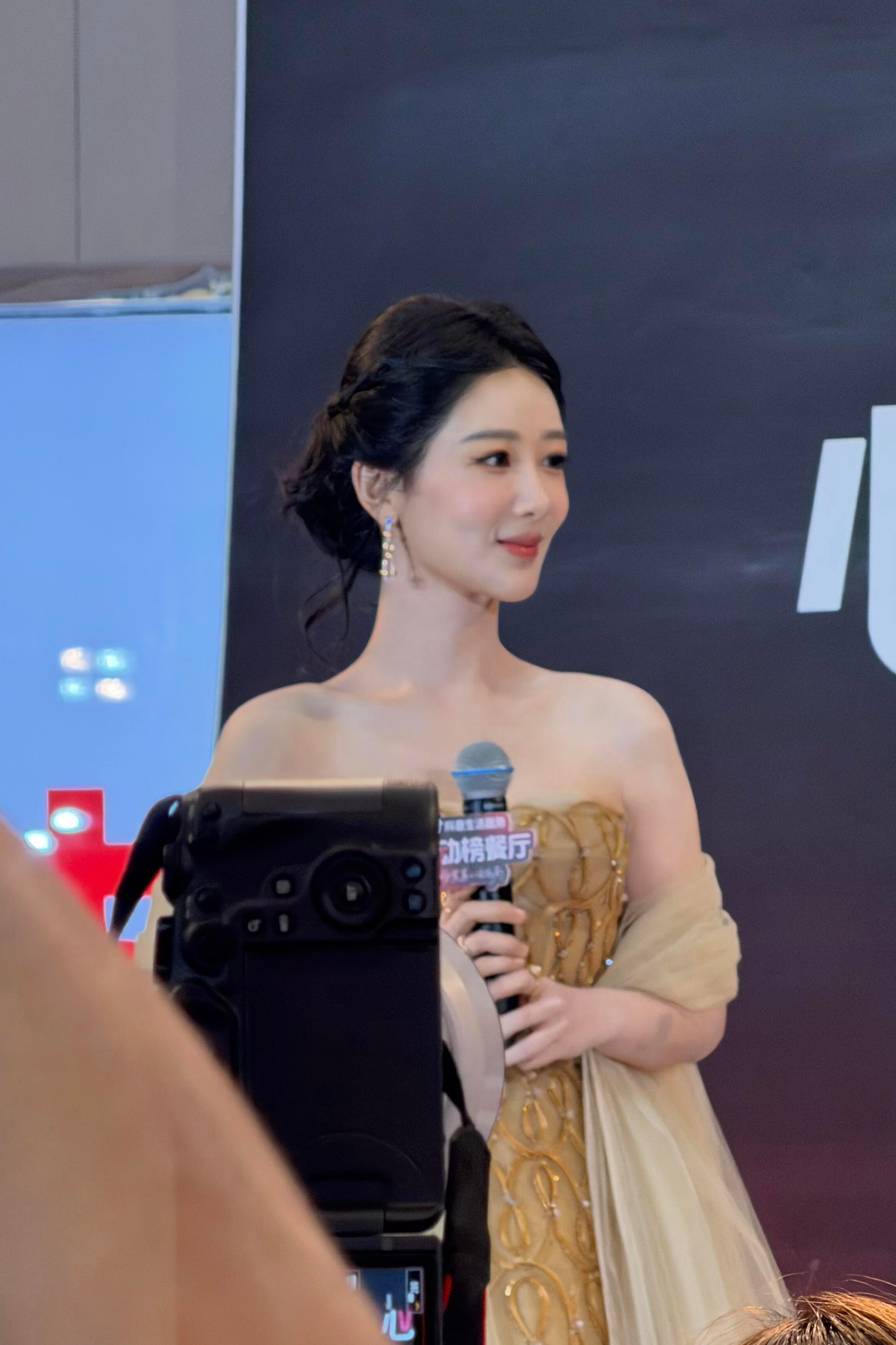 这个女孩生图也是美晕了😍杨紫视后第一个线下活动造型