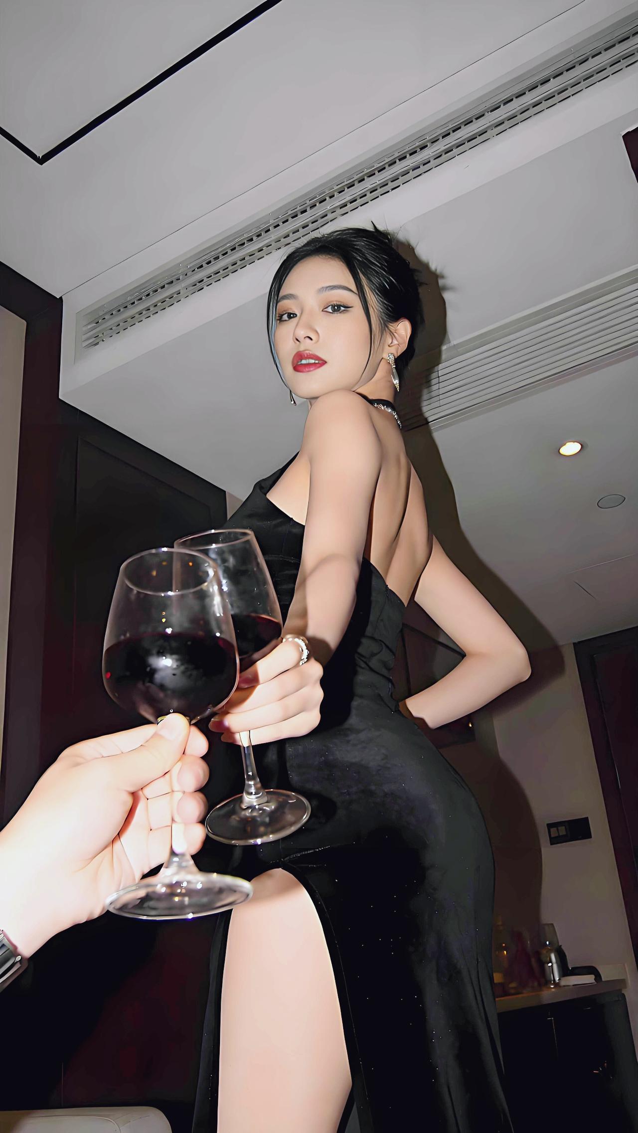 奢宴流光，佳人邀饮。