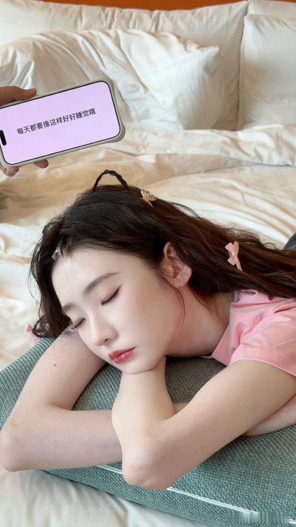 张艺凡用手语和聋哑观众交流 有人说张艺凡是小太阳，因为她总在不经意间发光。路演现