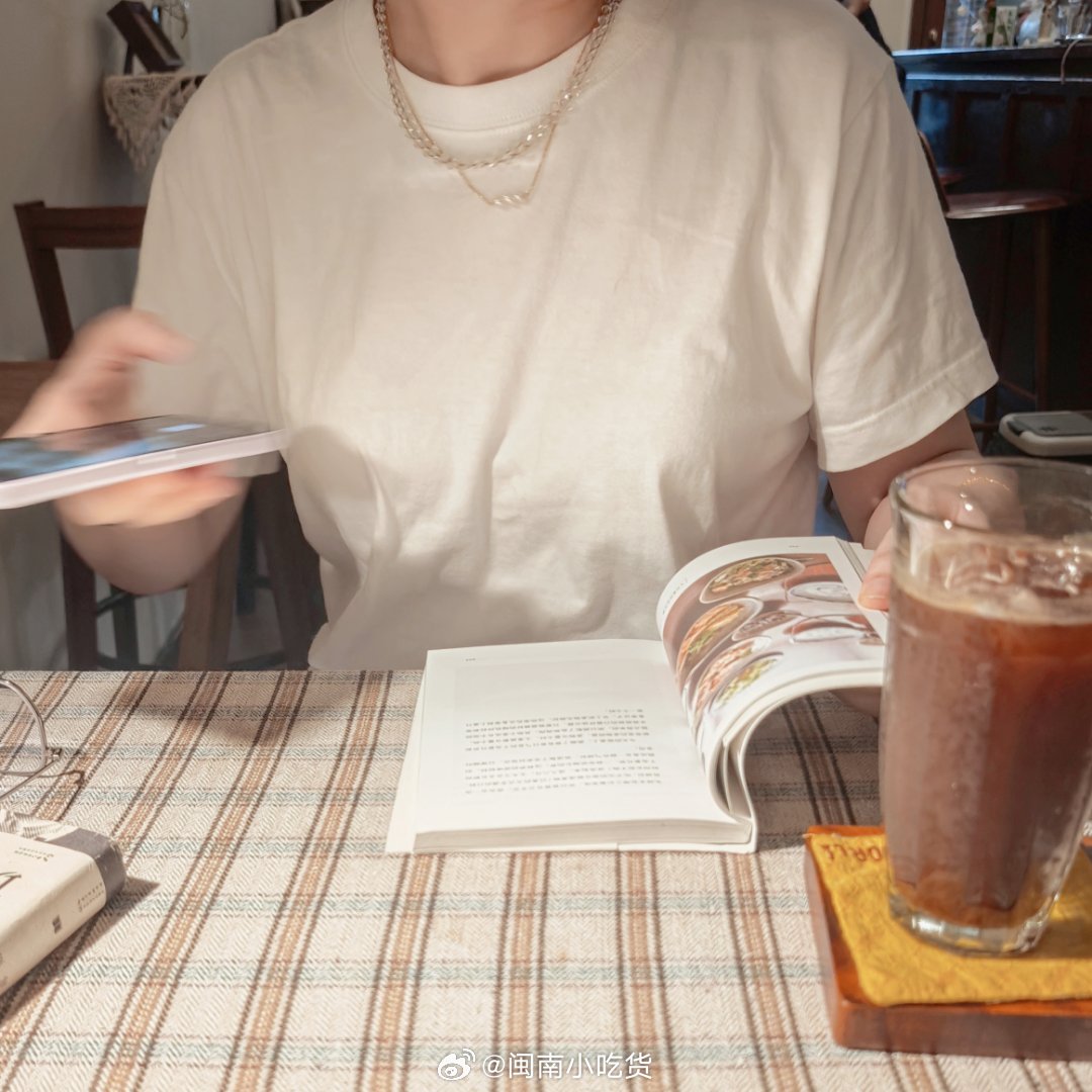 戴着自己做的首饰出门很开心。 