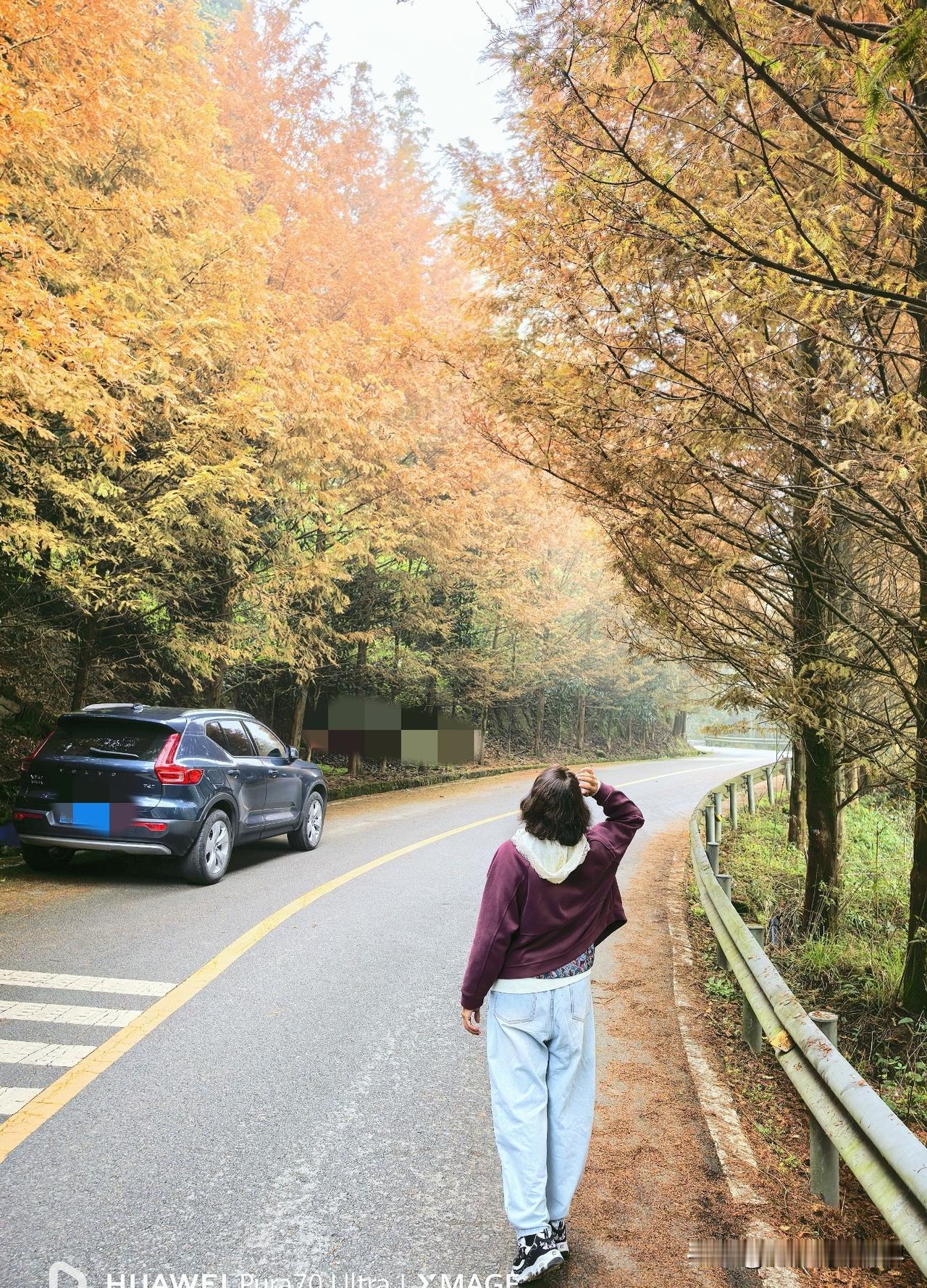 好吧，今天我正好也穿了一条这样的阔腿牛仔裤，觉得挺好看的呀。我还特意搭配了一件简