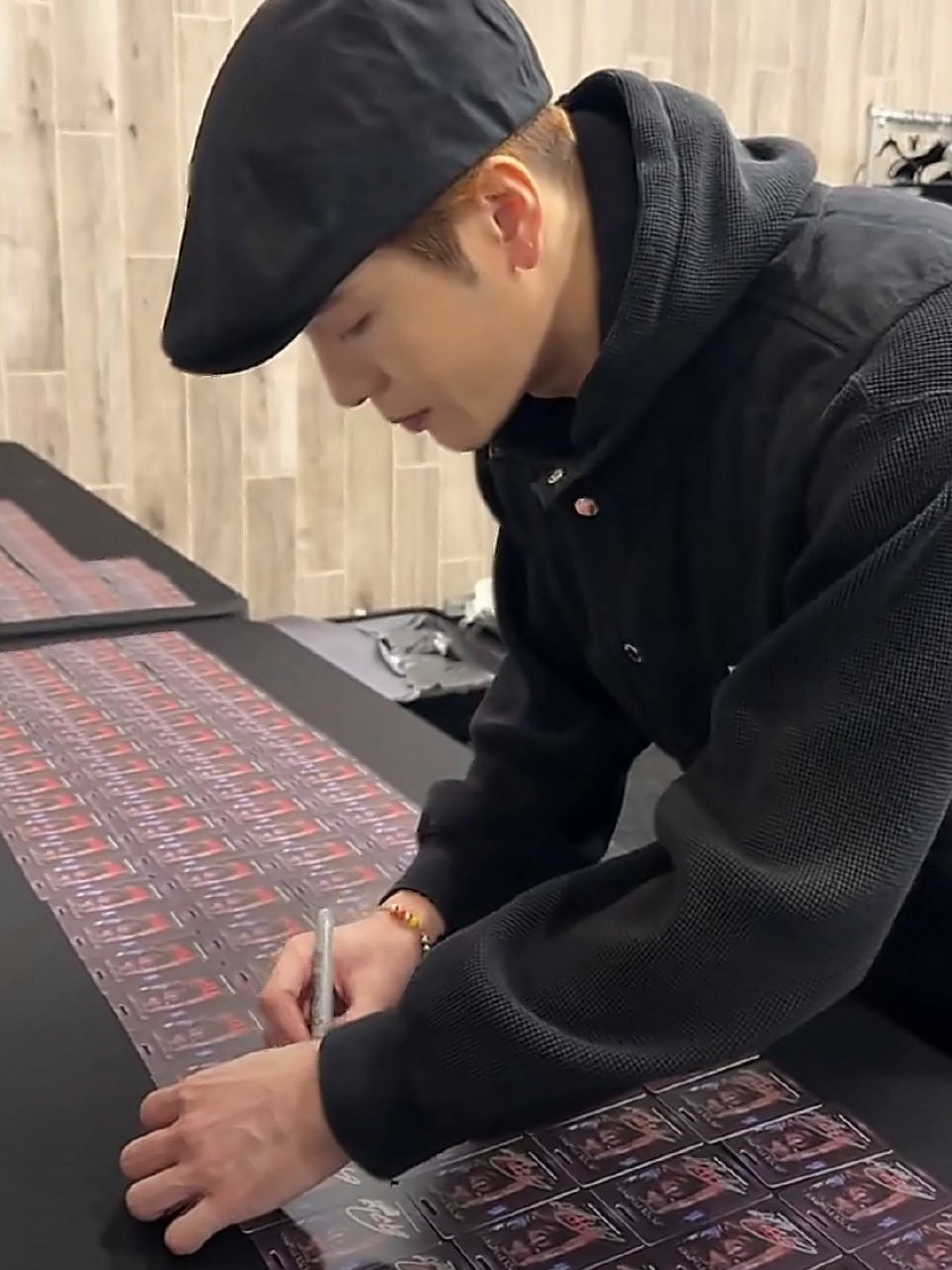 王嘉尔说病好多了 真的让人狠狠松了一口气！🥺之前他带病坚持舞台、咳嗽不止的样子