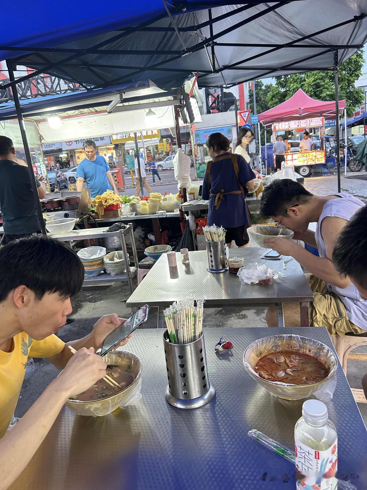 饭堂的饭菜虽然不好吃，也不算便宜，但是在外面，随便哪个快餐店吃顿饭都比公司饭堂里