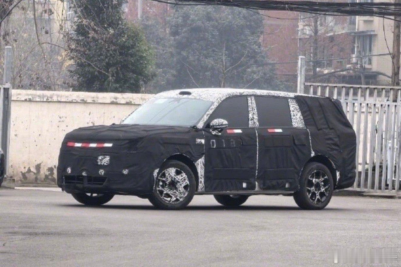 疑似小米全尺寸SUV谍照这外观就算裹着厚伪装，视觉冲击力也直接拉满妥妥的霸气硬派