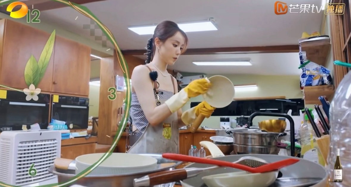 中餐厅给张雅琪配了时钟后期大概收拾了一个多小时间！ 