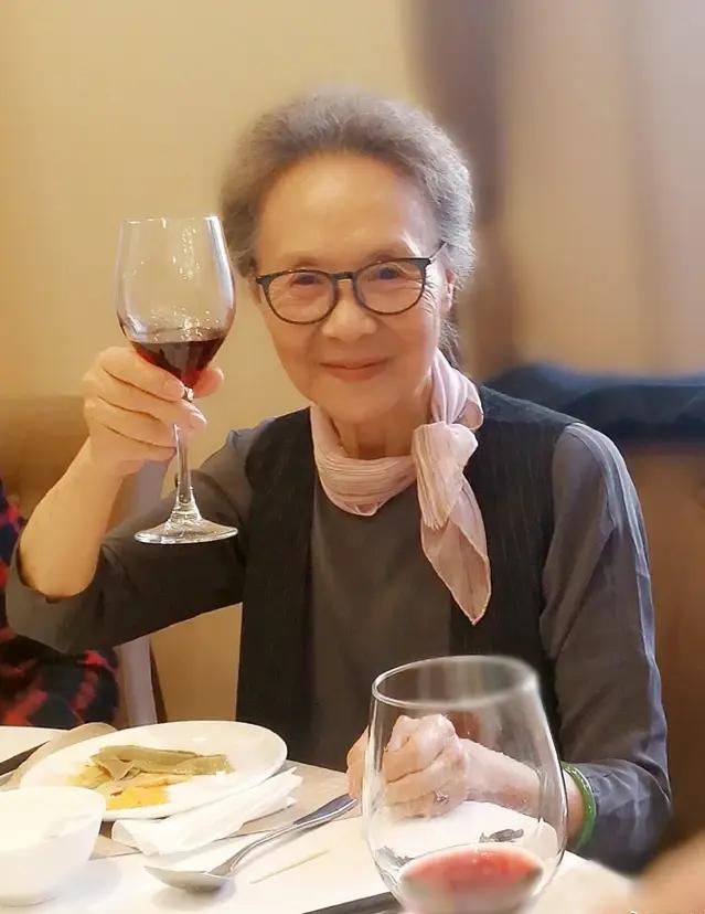 我只羡慕一种老年人，睡眠质量好。
可别小看这点，它背后是良好的心态以及优秀的基因