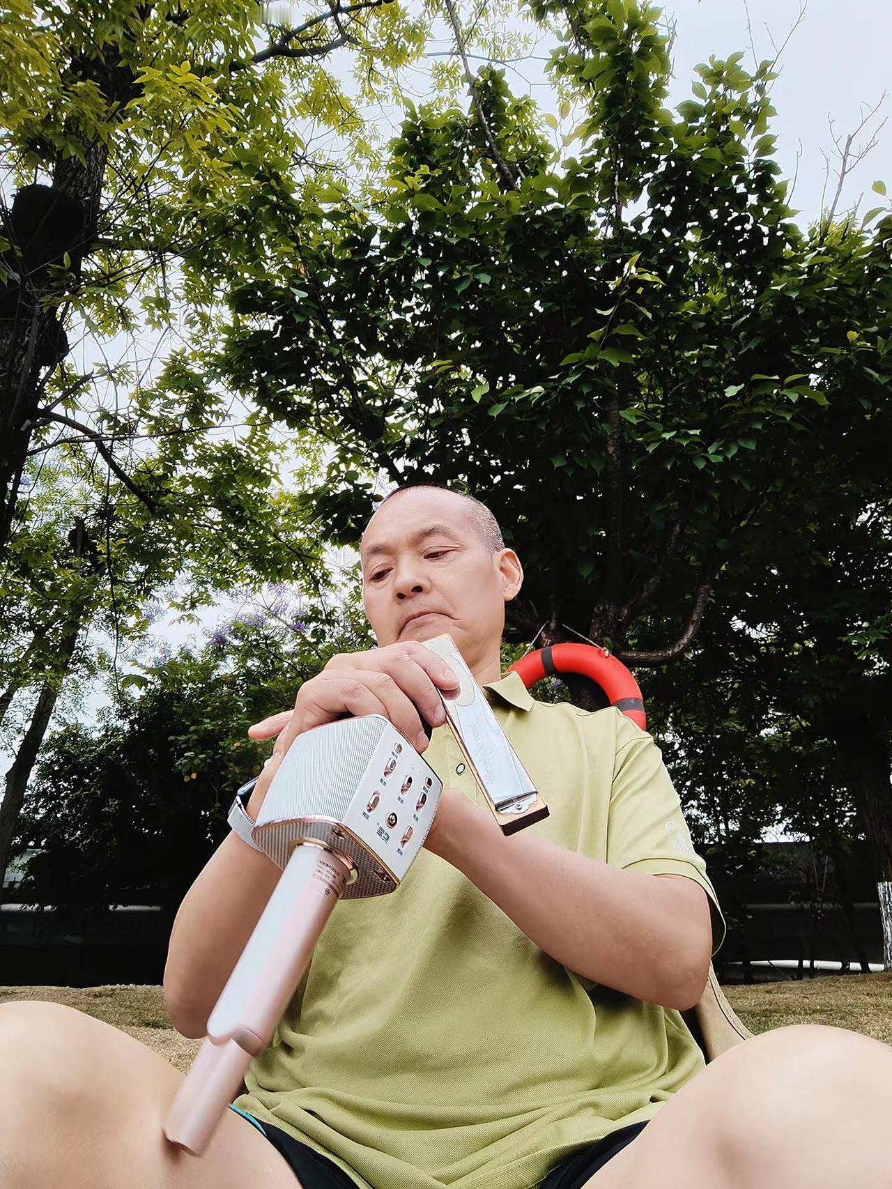 漫步锦城湖畔，清风徐徐拂面。寻一处幽静角落，悠然吹起口琴，悠扬旋律随风飘荡。湖水