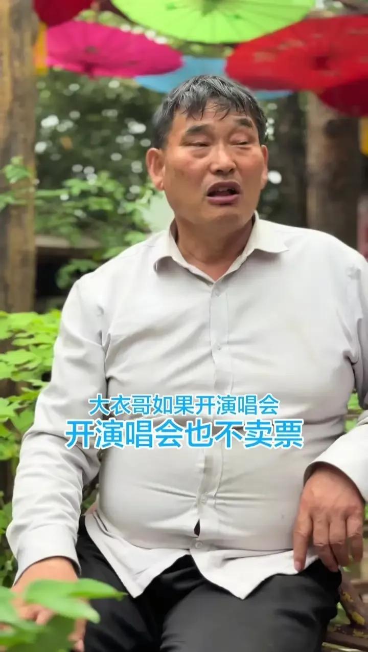 不愧是农民歌唱家，大衣哥不但唱功好，关键是情商高会来事
说起大衣哥朱之文的唱功，