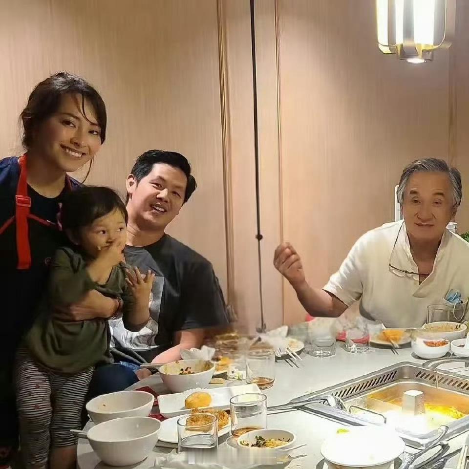 71岁成龙加拿大与友人吃海底捞，戴着老花镜夹菜，看酸了多少人！ ​ ​​​