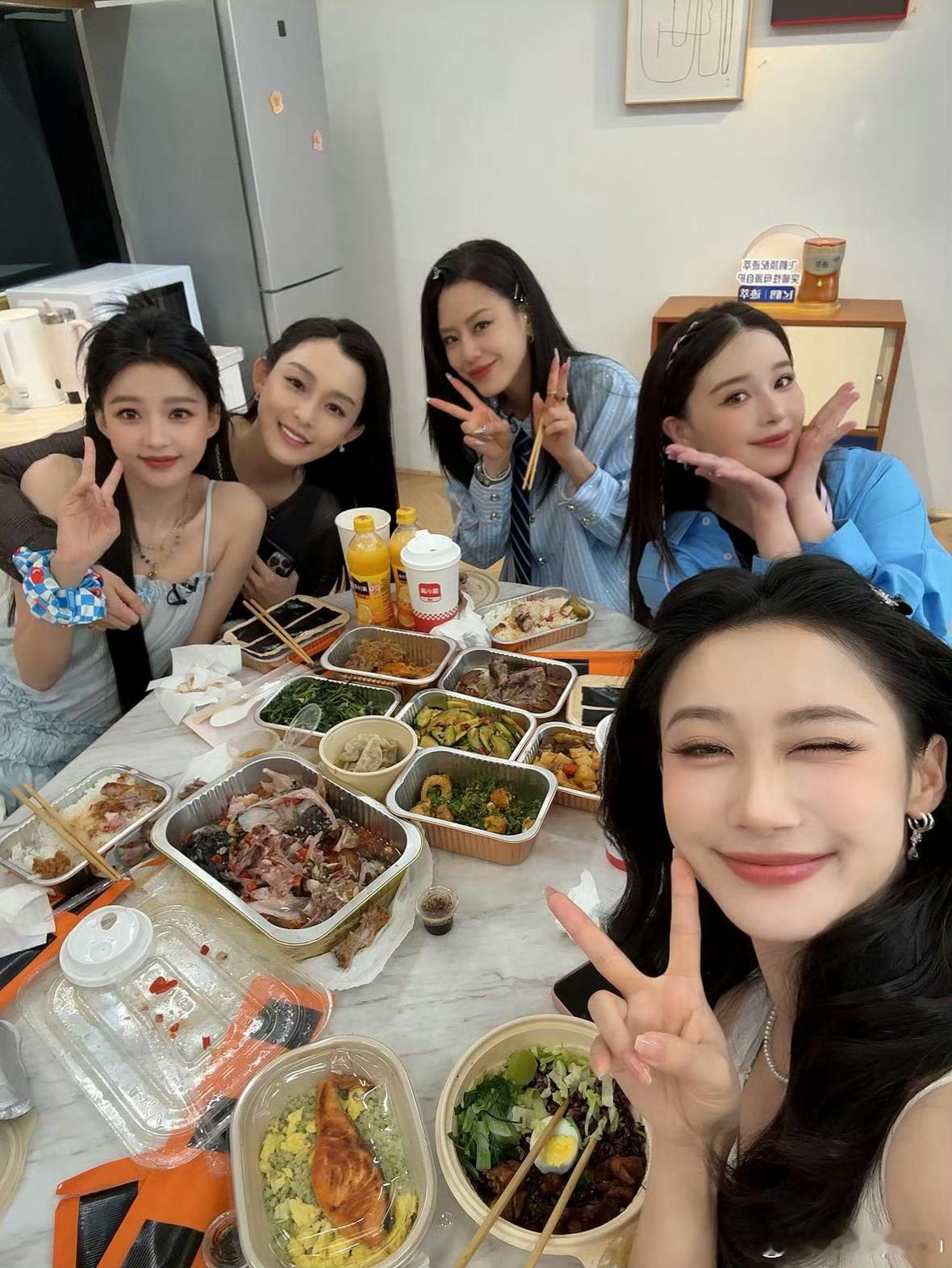 代斯何宣林感谢因为浪姐被看见浪姐真的让很多三十加的姐姐被大众看见，平常都是拍戏，
